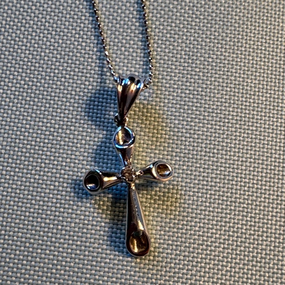 Elegant Silver Cross Pendant Necklace with solitaire lab grown diamond